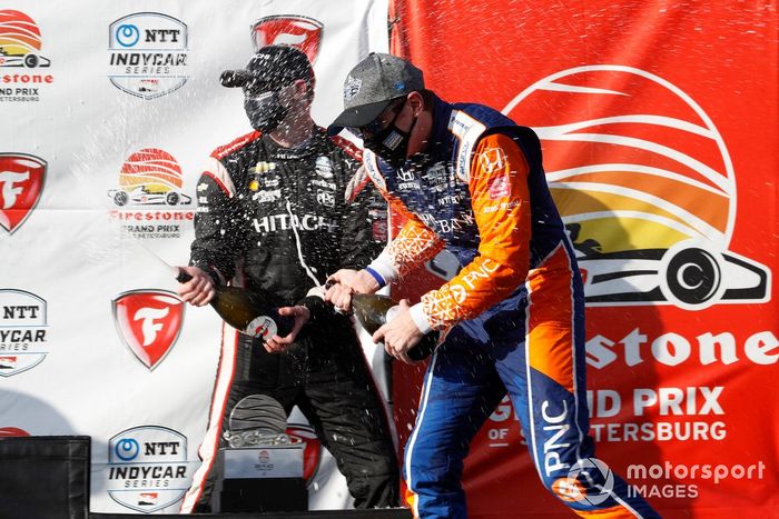 Podio: Ganador de la carrera Josef Newgarden, Team Penske Chevrolet,  y tercer lugar Scott Dixon, Chip Ganassi Racing Honda