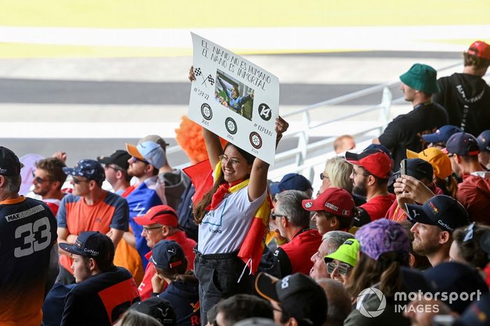 Un fan de Fernando Alonso, del equipo Alpine F1, en una tribuna