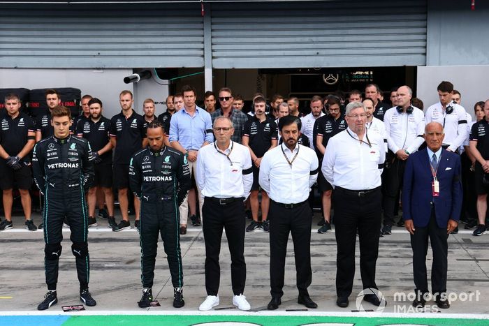 George Russell, Mercedes AMG, Lewis Hamilton, Mercedes AMG, Stefano Domenicali, director general de la Fórmula 1, Mohammed bin Sulayem, presidente de la FIA, Ross Brawn, director general de deportes de motor de la FOM, Angelo Damiani Sticchi, junto con el equipo Mercedes, en homenaje a la Reina Isabel II