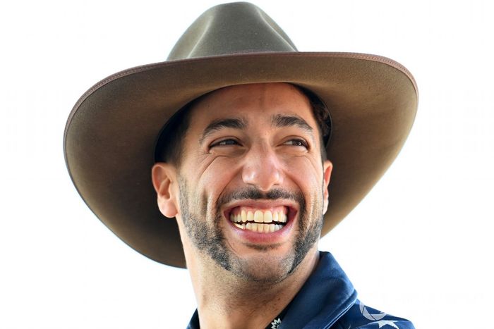 Daniel Ricciardo, McLaren llega en caballo al paddock