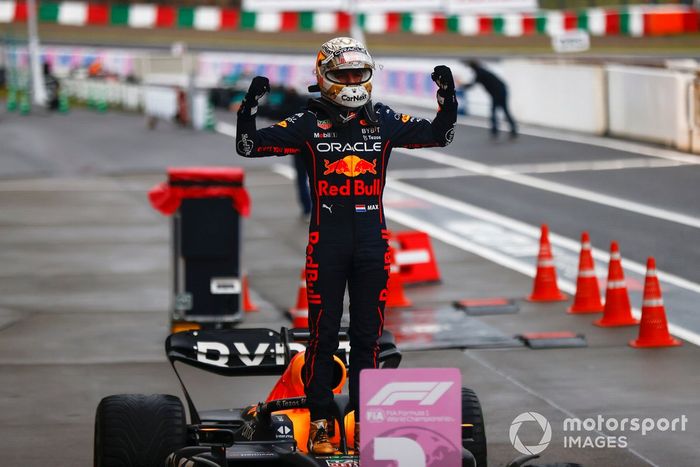 Max Verstappen, Red Bull Racing, 1ª posición, celebra en el Parc Ferme