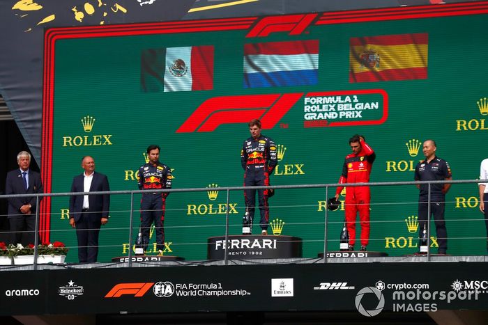 Podio: segundo lugar Sergio Pérez, Red Bull Racing, ganador Max Verstappen, Red Bull Racing, tercer lugar Carlos Sainz, Ferrari