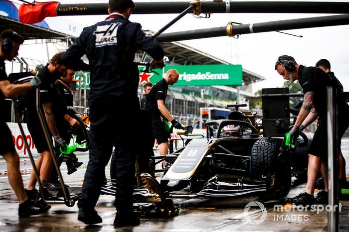 Romain Grosjean, Haas F1 Team VF-19, makes a pit stop during practice