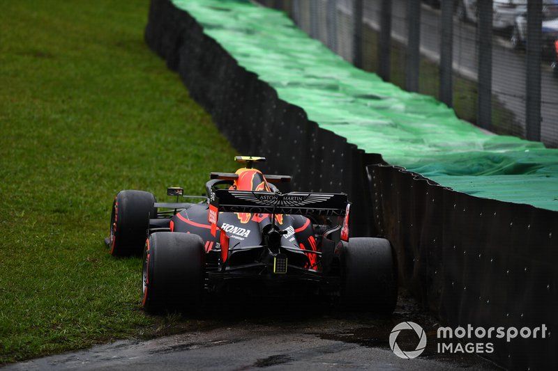 Alexander Albon, Red Bull Racing, sale de su coche después de perder el control durante los entrenamientos