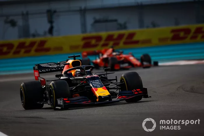 Max Verstappen, Red Bull Racing RB15, precede Sebastian Vettel, Ferrari SF90
