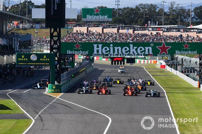 Valtteri Bottas, Mercedes AMG W10, toma la delantera en la salida sobre Sebastian Vettel, Ferrari SF90, Charles Leclerc, Ferrari SF90, Lewis Hamilton, Mercedes AMG F1 W10, Max Verstappen, Red Bull Racing RB15