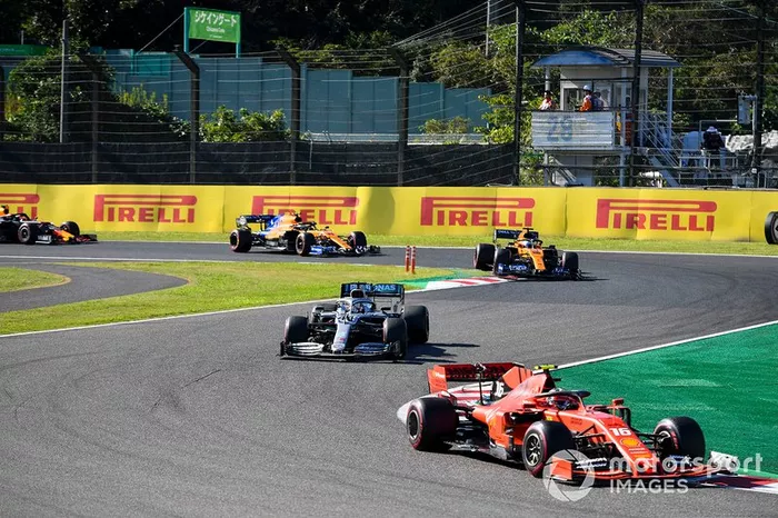 Charles Leclerc, Ferrari SF90, lidera Lewis Hamilton, Mercedes AMG F1 W10, Carlos Sainz Jr, McLaren MCL34, y Lando Norris, McLaren MCL34.