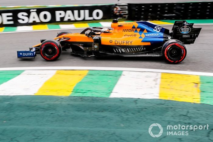 Sainz completó un adelantamiento de infarto sobre Checo Pérez en la primera curva de la vuelta 5, tirándose al interior con todo y pasando muy, muy cerca del muro 