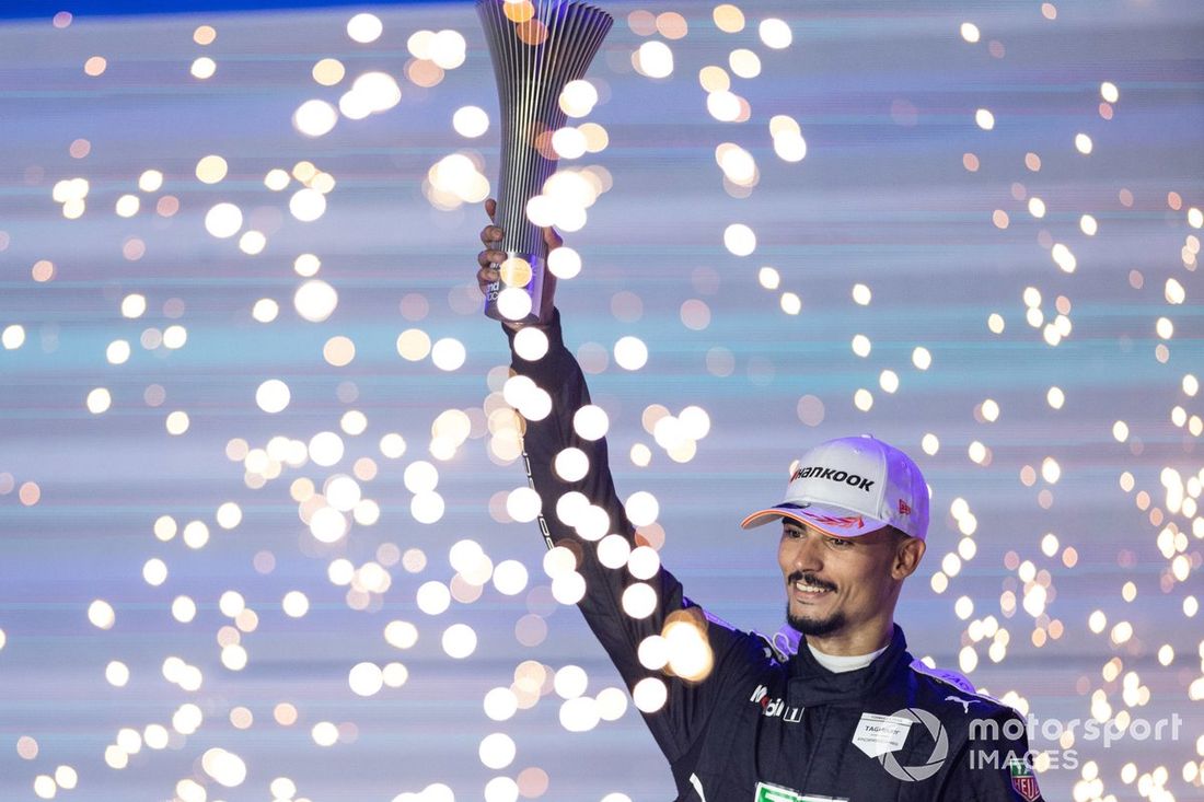 El Campeón del Mundo Pascal Wehrlein, Porsche, 2ª posición, levanta el trofeo en señal de celebración