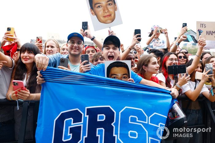Fani okazują wsparcie George'owi Russellowi, zespołowi Mercedes-AMG F1 Team