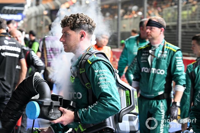 Un mecánico de Aston Martin mantiene la calma en la parrilla