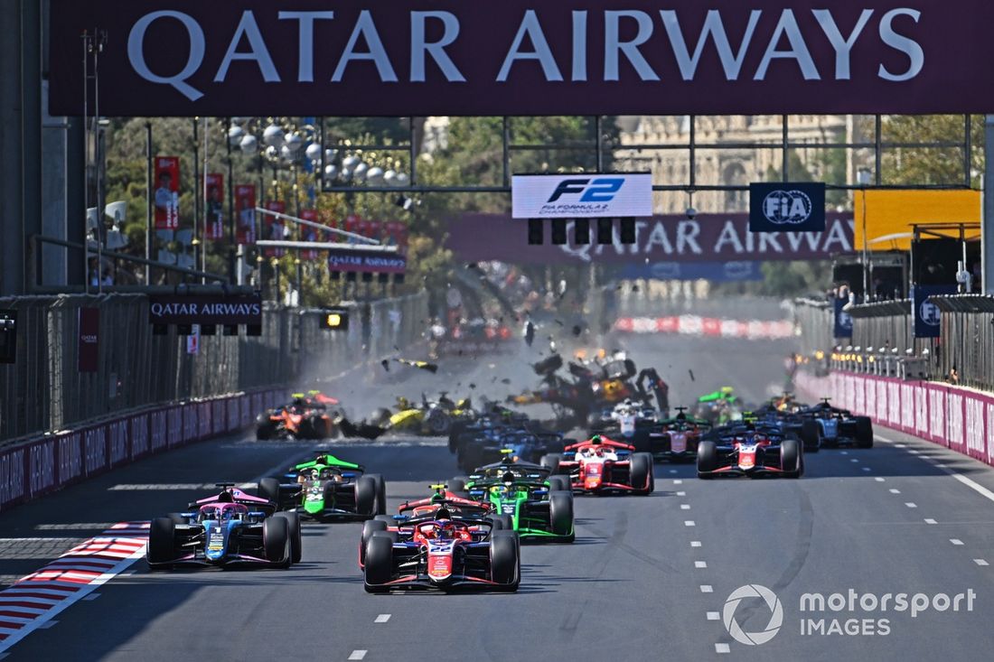 Richard Verschoor Trident, lidera a Andrea Kimi Antonelli, Prema Racing y Victor Martins, ART Grand Prix al inicio de la carrera, mientras se produce un accidente entre Pepe Marti, Campos Racing y Kush Maini, Invicta Racing.