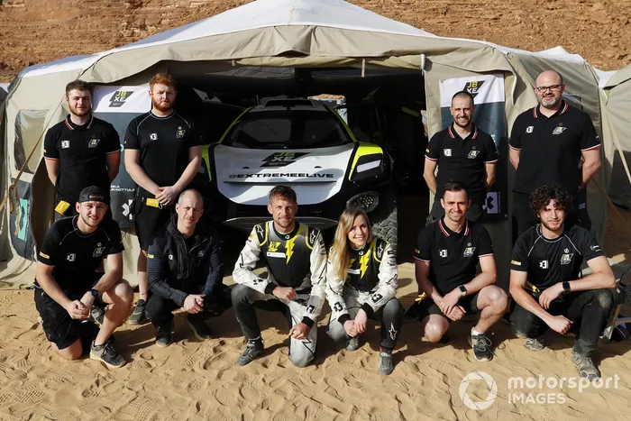 Jenson Button, JBXE Extreme-E Team, y Mikaela Ahlin-Kottulinsky, JBXE Extreme-E Team con el equipo