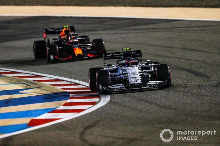 Pierre Gasly, AlphaTauri AT01, Alex Albon, Red Bull Racing RB16