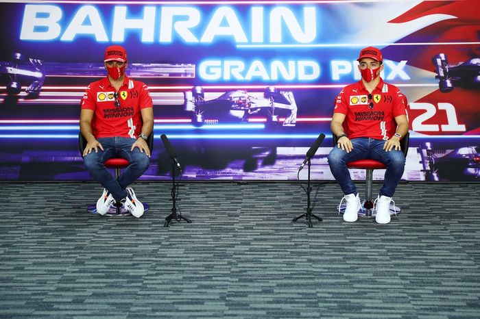 Carlos Sainz Jr., Ferrari, Charles Leclerc, Ferrari, en la conferencia de prensa