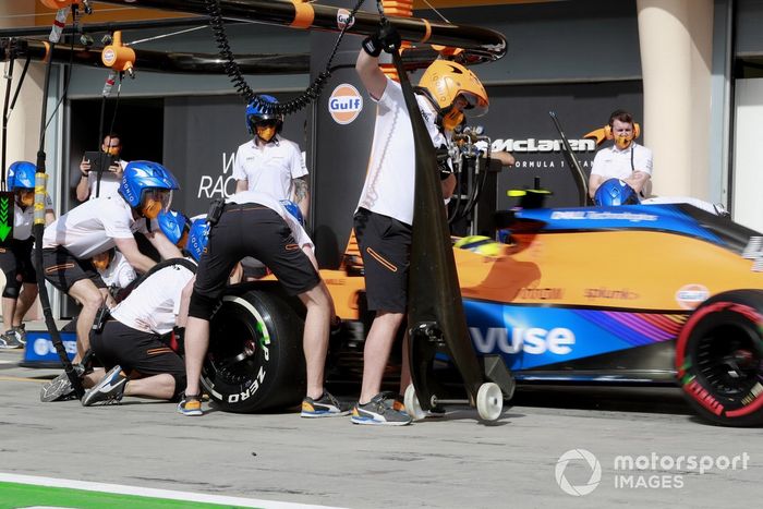 Lando Norris, McLaren MCL35M, hace una parada en pits durante la FP1