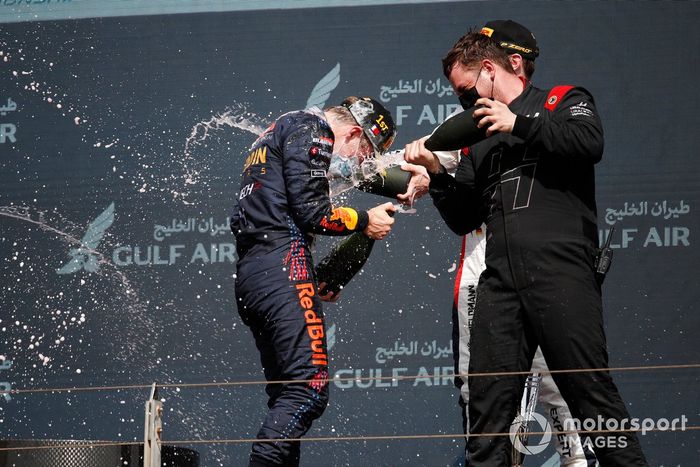 Podio: ganador Liam Lawson, Hitech Grand Prix con un representante de  Hitech Grand Prix