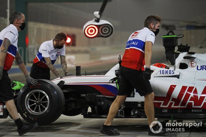 El VF-21 de Nikita Mazepin entra en el garaje