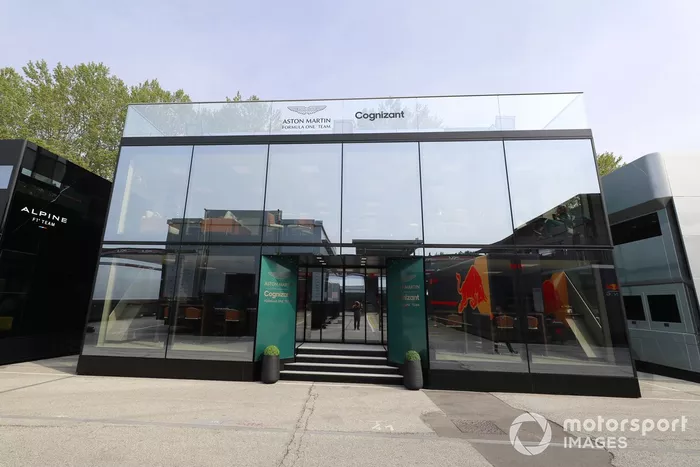 El motorhome de Aston Martin en el paddock