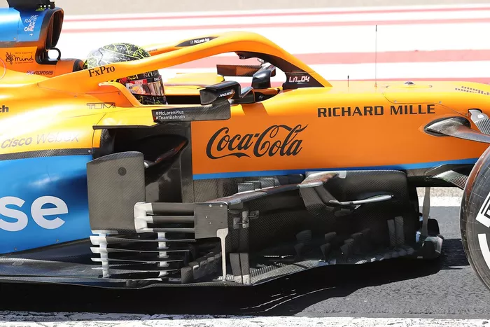 Detalle del bargeboard McLaren MCL35M 