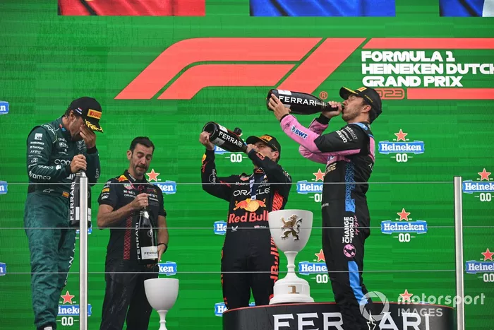 Fernando Alonso, Aston Martin F1 Team, 2ª posición, el delegado del trofeo Red Bull, Max Verstappen, Red Bull Racing, 1ª posición, Pierre Gasly, Alpine F1 Team, 3ª posición, en el podio.