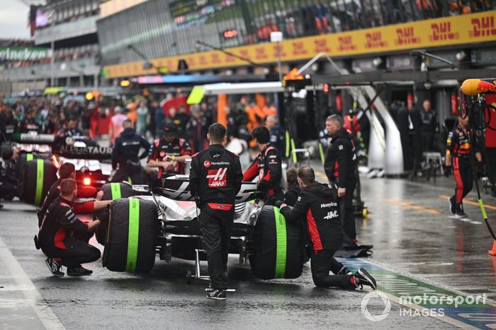 Kevin Magnussen, Haas VF-23, en boxes durante la parada con bandera roja