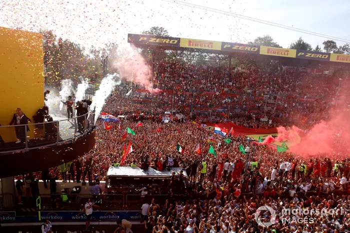 Una gran multitud se reúne para la ceremonia del podio