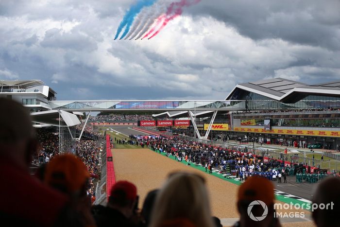Los Red Arrows sobrevuelan la parrilla de Silverstone