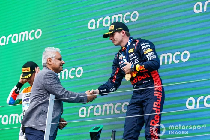 Mohammed Qahtani, Presidente de Downstream, Aramco, felicita a Max Verstappen, Red Bull Racing, 1ª posición, en el podio