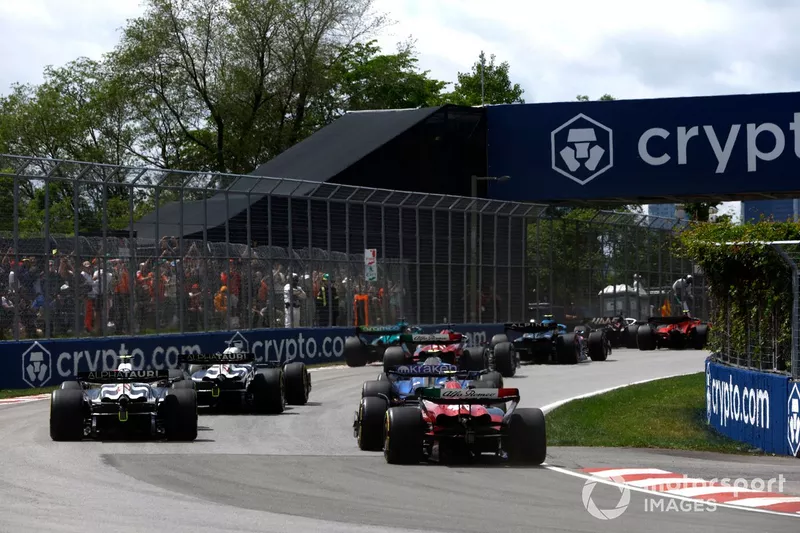 Nyck de Vries, AlphaTauri AT04, Logan Sargeant, Williams FW45, Yuki Tsunoda, AlphaTauri AT04, Zhou Guanyu, Alfa Romeo C43, inseguono il gruppo alla partenza
