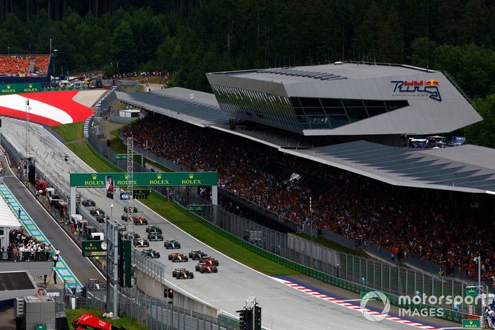 Arrancada Max Verstappen, Red Bull Racing RB19, Charles Leclerc, Ferrari SF-23, Carlos Sainz, Ferrari SF-23, Lando Norris, McLaren MCL60, Lewis Hamilton, Mercedes F1 W14, el resto de la parrilla en la salida.