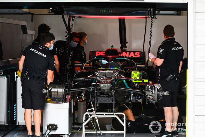 Miembros del equipo de Mercedes trabajando 