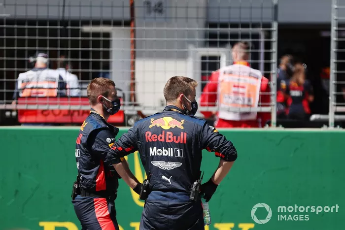 Los miembros del equipo de Red Bull Racing en la parrilla