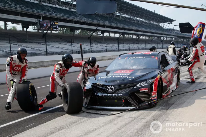 Daniel Suarez, Gaunt Brothers Racing, Toyota Camry Toyota Certified Used Vehicles pit stop