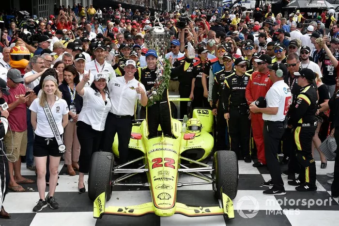 Simon Pagenaud, Team Penske Chevrolet celebrates the win with in Victory Lane