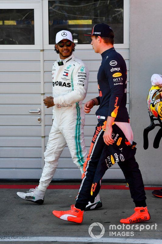 Lewis Hamilton, Mercedes AMG F1 y Max Verstappen, Red Bull Racing, 