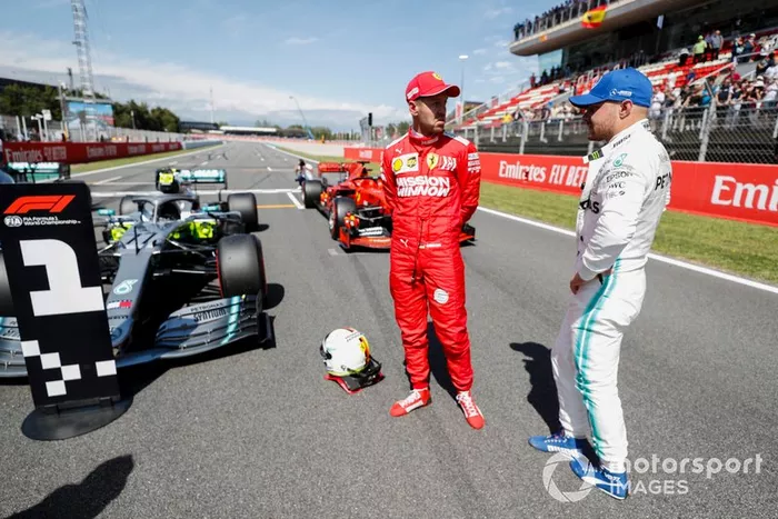 Ganador de la pole Valtteri Bottas, Mercedes AMG F1 y tercero Sebastian Vettel, Ferrari 