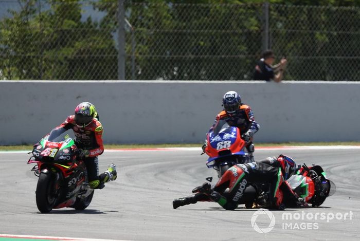 Bradley Smith, Aprilia Racing Team Gresini choca con Aleix Espargaro, Aprilia Racing Team Gresini