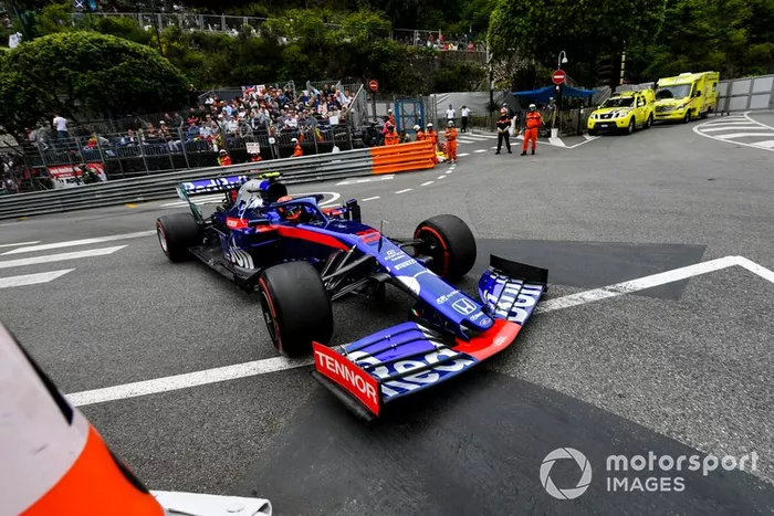 10: Alexander Albon, Toro Rosso STR14, 1'11.653