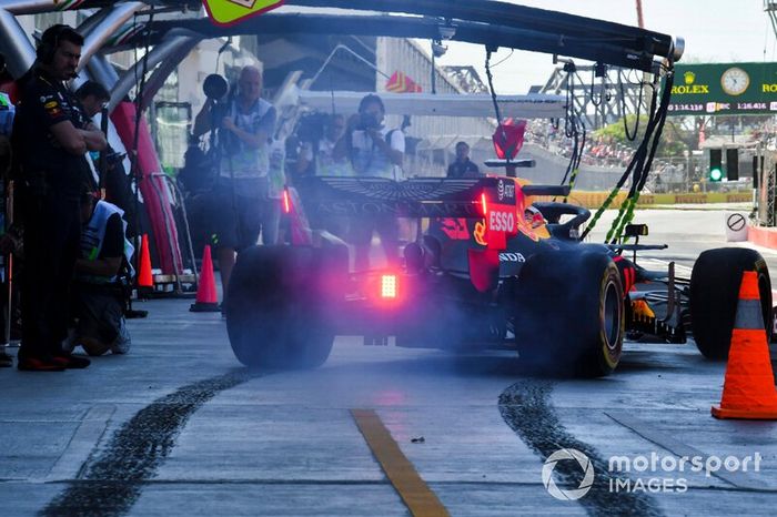 Max Verstappen, Red Bull Racing RB15, ilumina la parte trasera en los boxes durante los entrenamientos