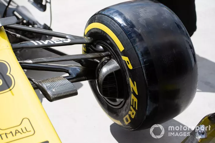 Renault R.S.19: Vorderradaufhängung mit Bremskühlung