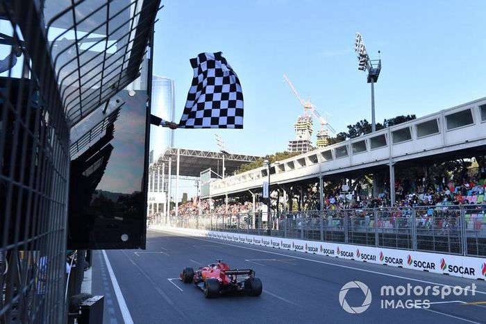 La bandera a cuadros para Sebastian Vettel, Ferrari SF90
