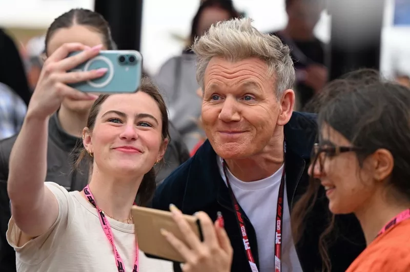 Gordon Ramsay rencontre quelques fans.