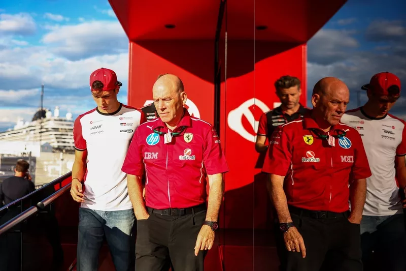  Jock Clear, ingénieur principal des performances chez Ferrari, avec Ollie Bearman, Haas 