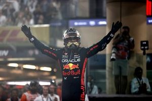 Max Verstappen, Red Bull Racing, 1ª posición, celebra su llegada al Parc Ferme