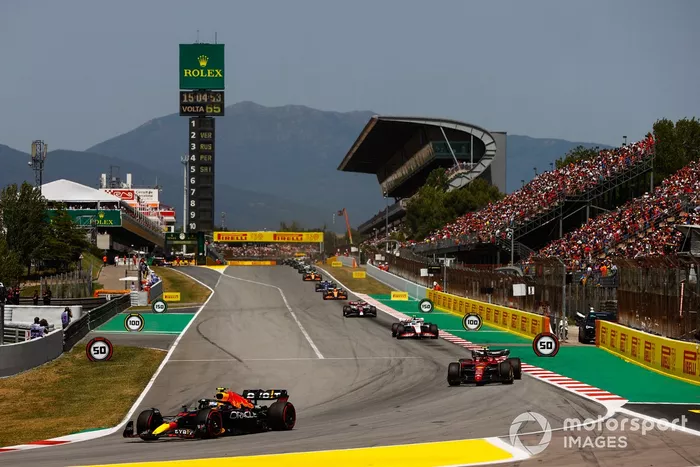Sergio Pérez, Red Bull Racing RB18, Carlos Sainz, Ferrari F1-75, Mick Schumacher, Haas VF-22 