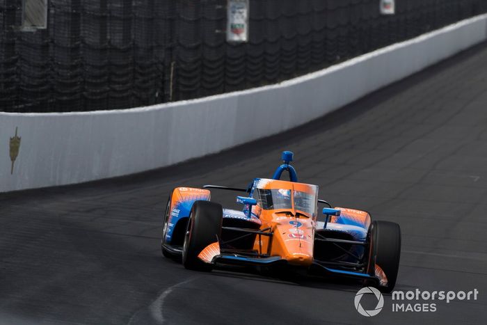 El ganador de la pole, Scott Dixon, Chip Ganassi Racing Honda, en la carrera de clasificación.