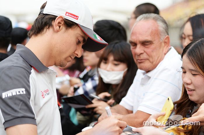 Esteban Gutierrez, Haas F1 Team firma de autógrafos para los fans