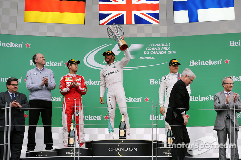 Il podio: Sebastian Vettel, Ferrari, secondo; Lewis Hamilton, Mercedes AMG F1, primo; Valtteri Bottas, Williams, terzo