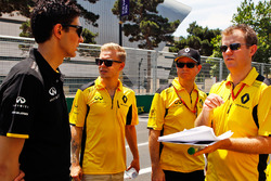 Тест-пілот Renault Sport F1 Team Естебан Окон і Кевін Магнуссен, Renault Sport F1 Team, прогулюються